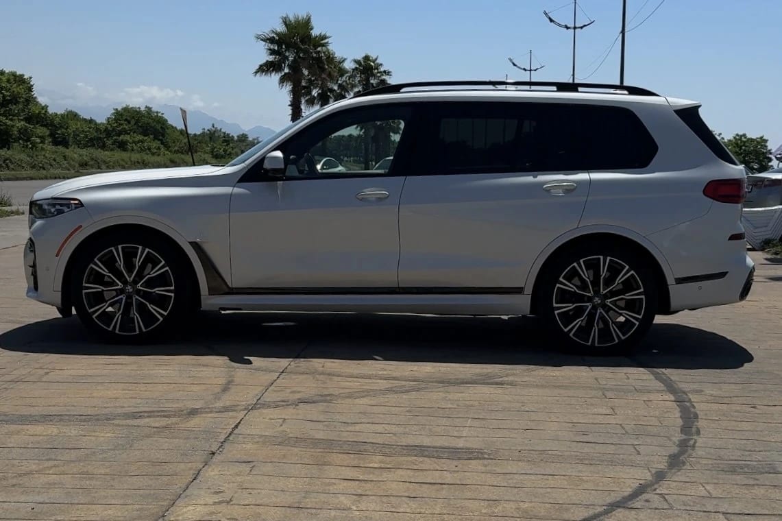 Белый BMW X7 M50i на набережной Чёрного моря в Батуми