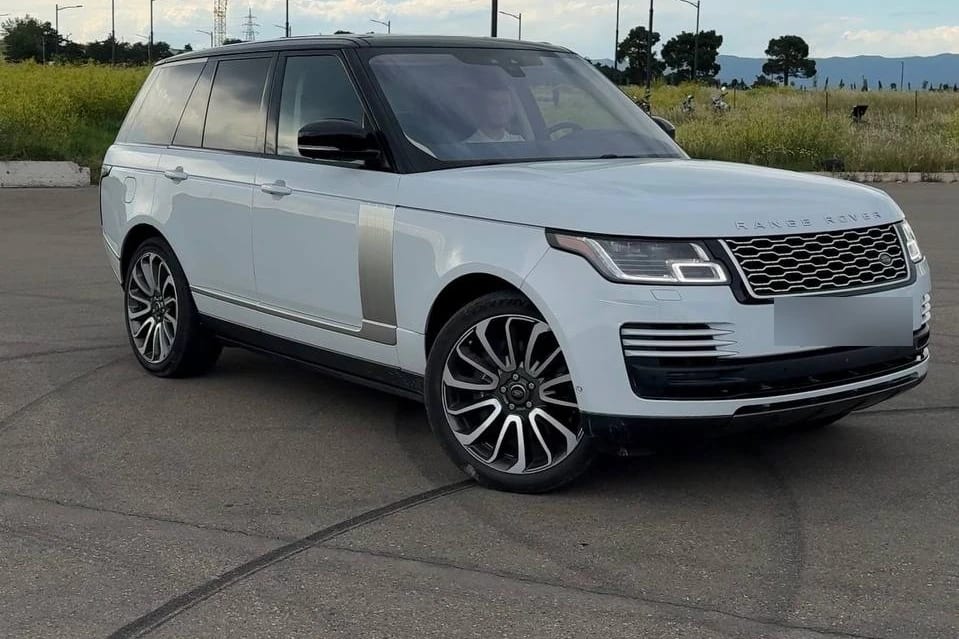 Белый Range Rover Vogue Autobiography на открытой площадке за городом
