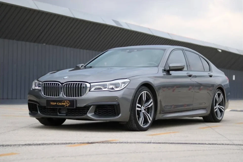 BMW 750 M-пакет — вид спереди в три четверти