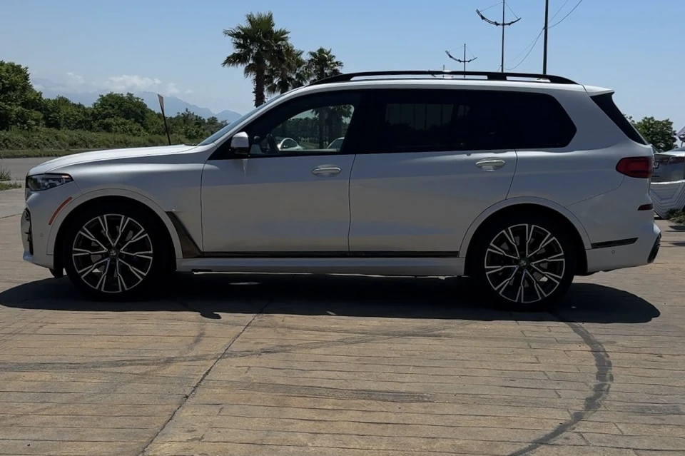 Белый BMW X7 M50i на набережной Чёрного моря в Батуми