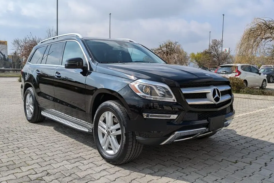 Чёрный Mercedes-Benz GL 450 на парковке в Тбилиси