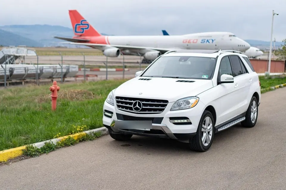 Белый Mercedes-Benz ML 350 у аэропорта Тбилиси