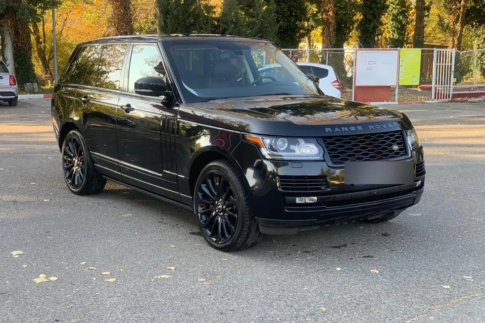 Чёрный Range Rover Vogue Autobiography в осеннем парке в Тбилиси
