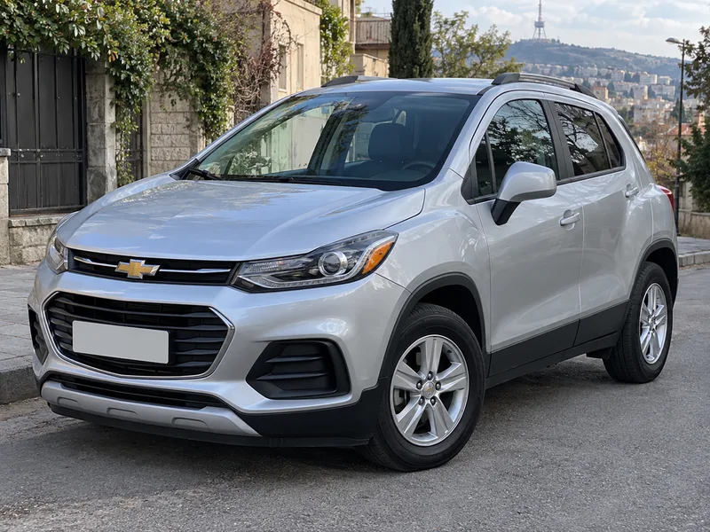 Chevrolet Trax — вид спереди в три четверти, иллюстрация модели